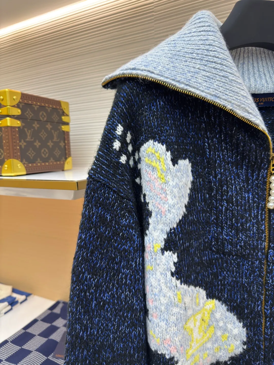 LOUIS VUITTON Nigo series zipper knitted tunic jacket ●Authentic product: 25000 purchase and development ●Item number: 1680005-B40 ●Fabric: wool fabric ●Technology: jacquard production ●Version: fitted version ●Weight: about 1430 grams ●Size: S-M-L-XL ●Description: This tunic jacket focuses on Pharrell Williams and Nigo in 2025 A creative picture drawn together in autumn and winter. A koi carp wearing the LV logo swims on the front, and behind the cherry blossoms and Japanese text marks, Nigo’s cultural origins are revealed. Sophisticated patterns are intarsia and embroidered on a cotton-wool-blend knit that's textured as finely as if it were handmade. Beaded zip pulls add an elegant touch to the comfortable silhouette. The overall wiring is straight and delicate, the fabric is comfortable and soft, and the color is consistent without color difference. It can be matched with the same style to create a fashionable look and control various occasions. Customized accessories, complete with three standards, same style for men and women!